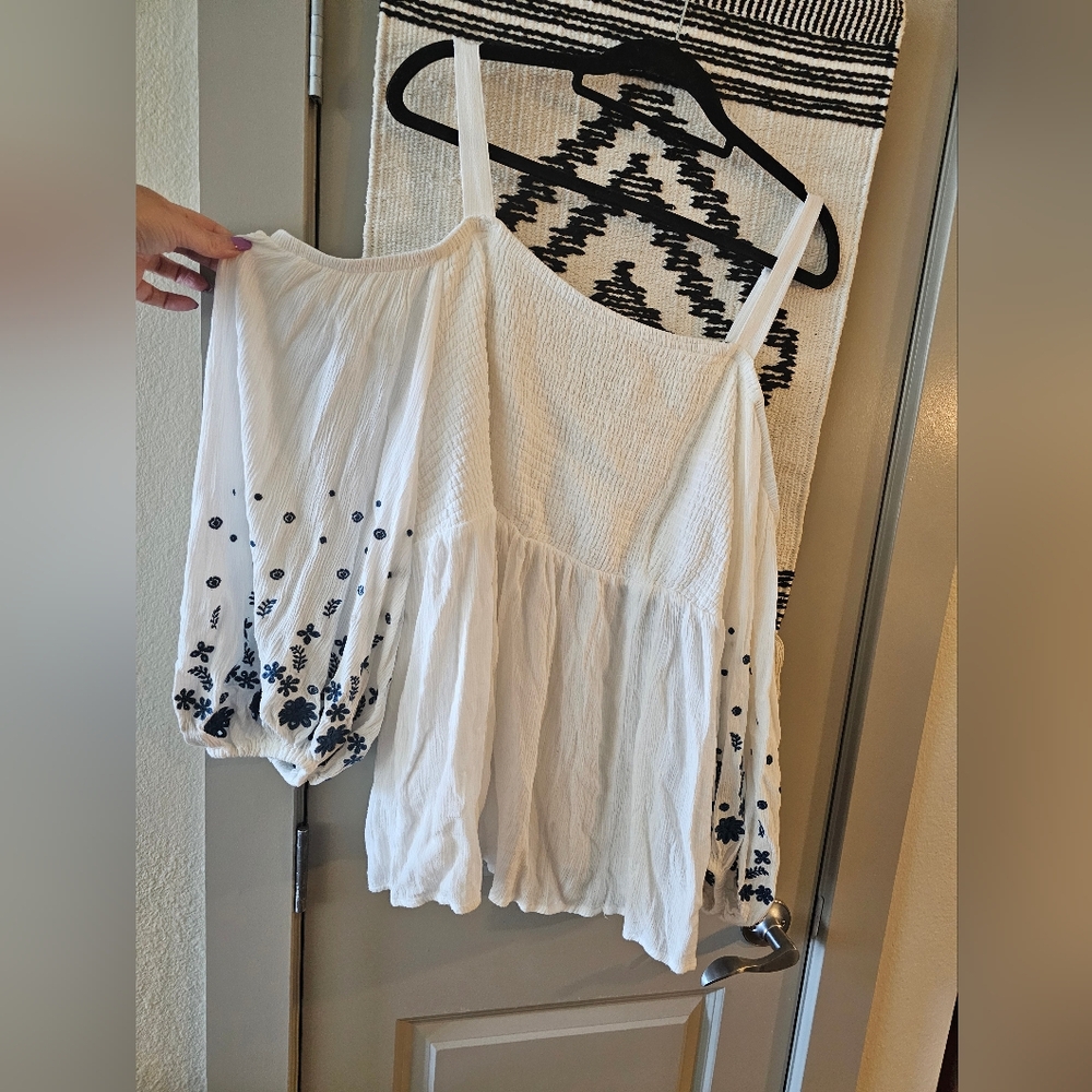 Off shoulder stretchy tiered white torrid sz 3 babydoll